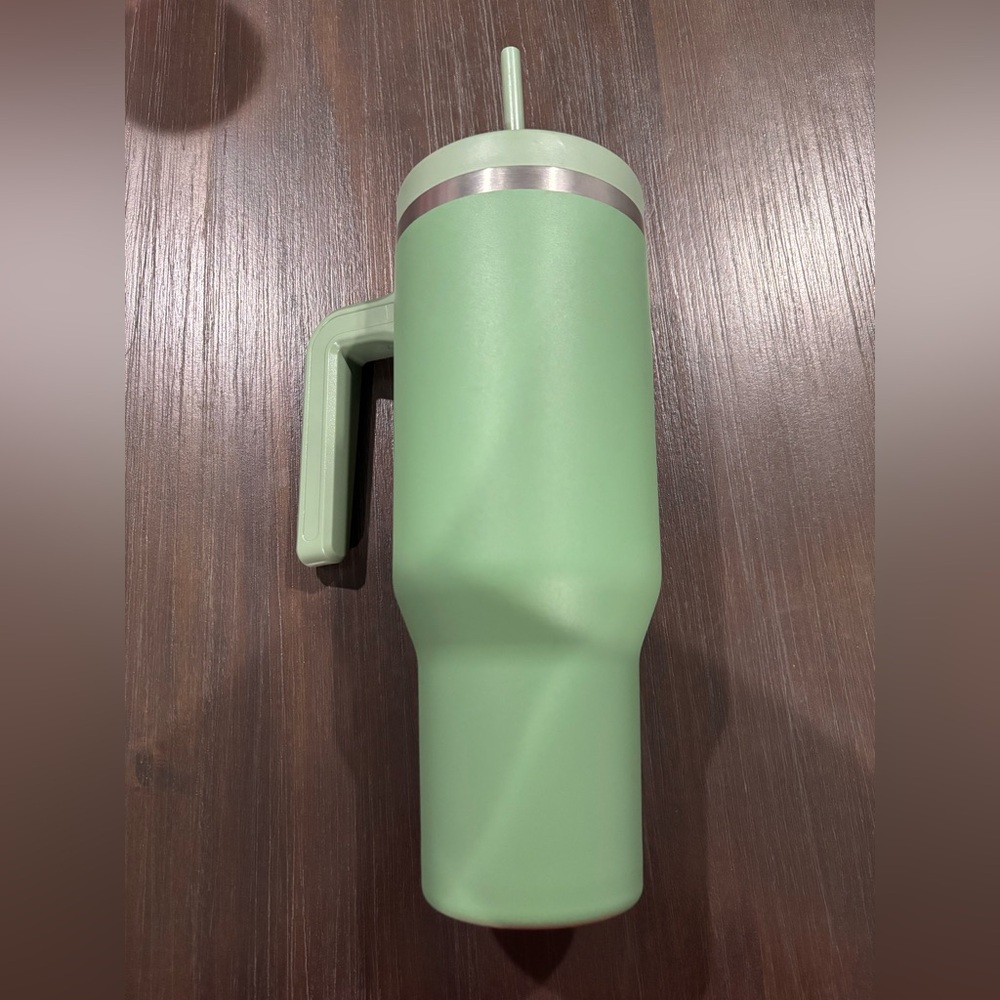 Hydrapeak Voyager Sage 40oz Stainless Steel Tumbler with Handle, Straw, and Lid! - Picture 2 of 6